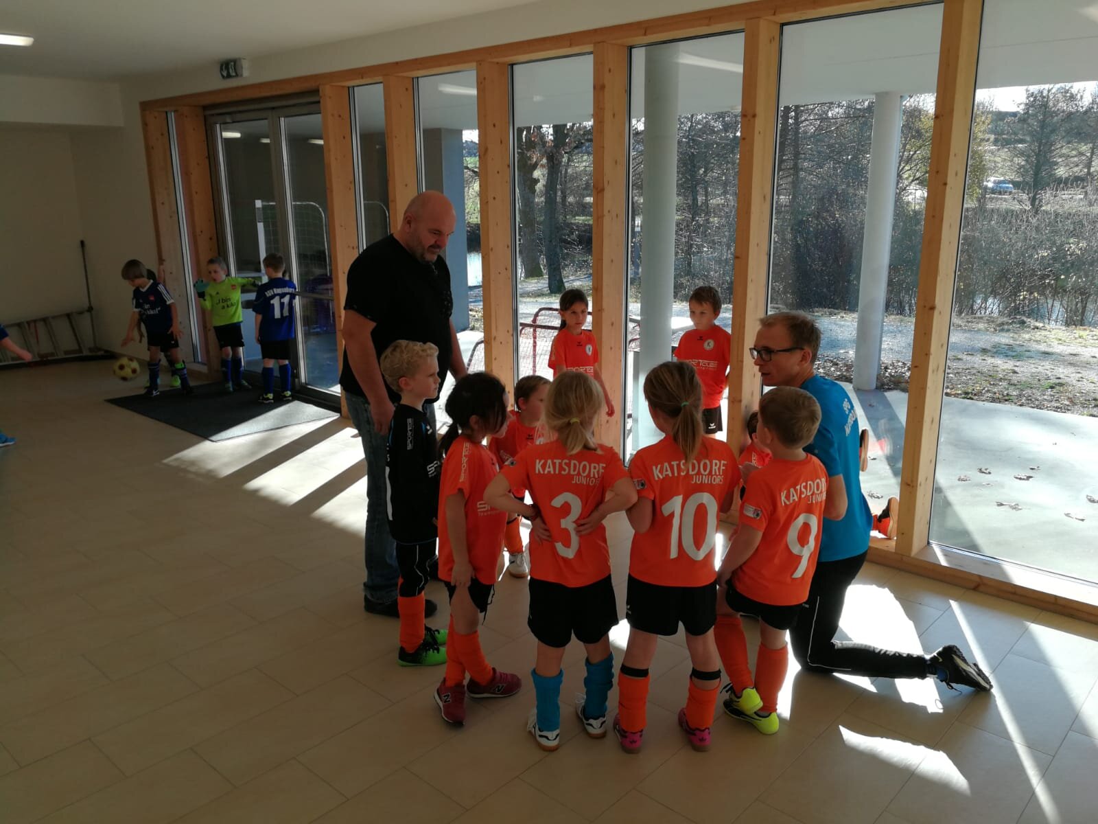 Immer aufmerksam - die U7 und das Trainerteam Franz und Co Wolfgang an einem der stilleren Plätzchen in der Halle.