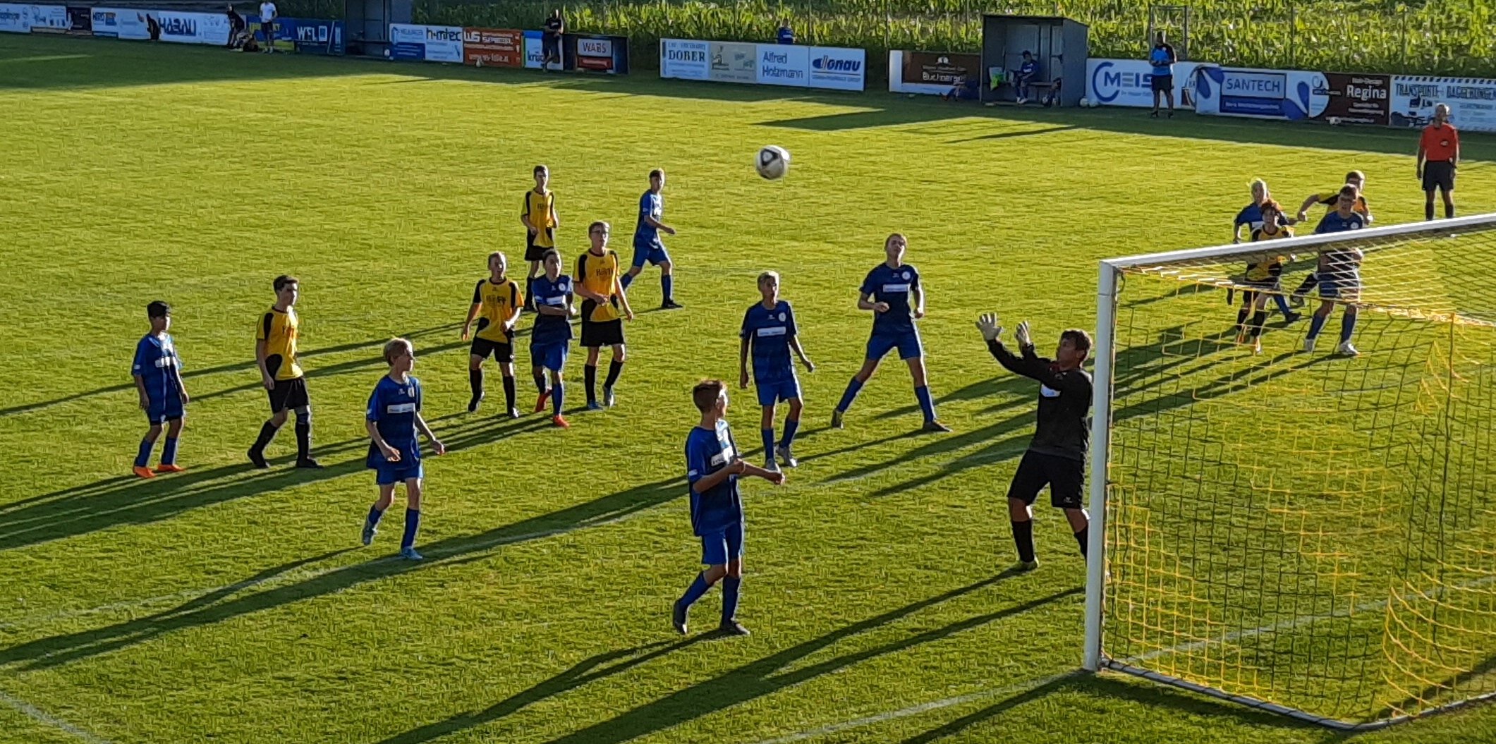 Die Verteidigung vor Goalie-Bollwerk Lukas Kranewitter hatte so einige knifflige Situationen zu lösen.