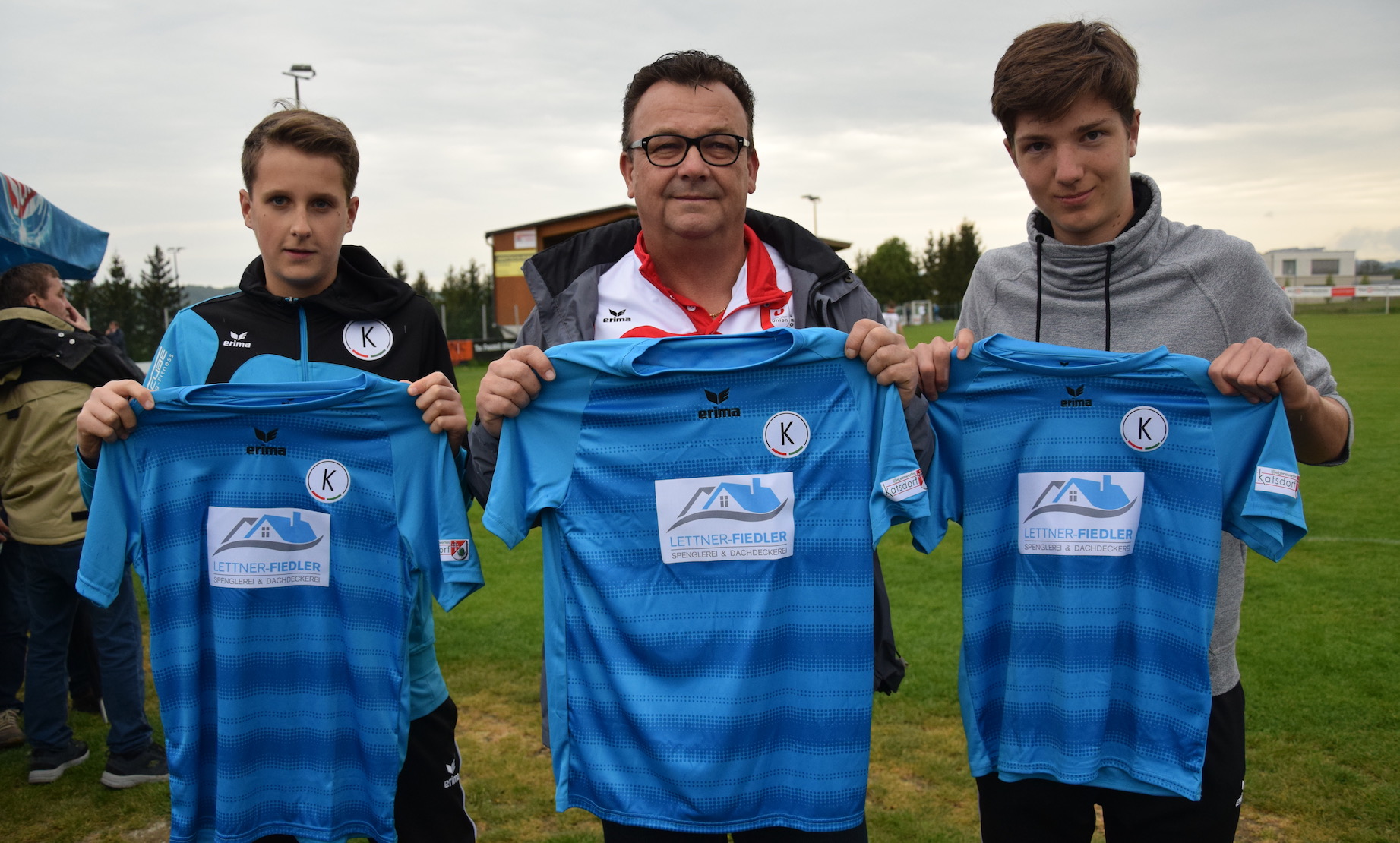 Florian (links) und Mattias (rechts) freuen sich mit ihren Mannschaftskollegen der U14 bereits auf die Partien in der neuen Dress. Wir Katsdorf Juniors bedanken uns jedenfalls bei der Spenglerei Lettner-Fiedler und unserem Partner Wernfried Lettner-…